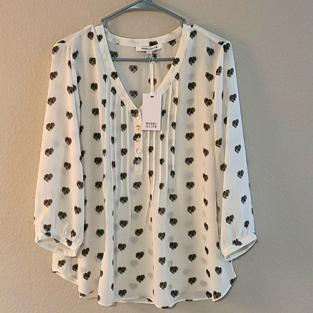 casual top, with black&white heart